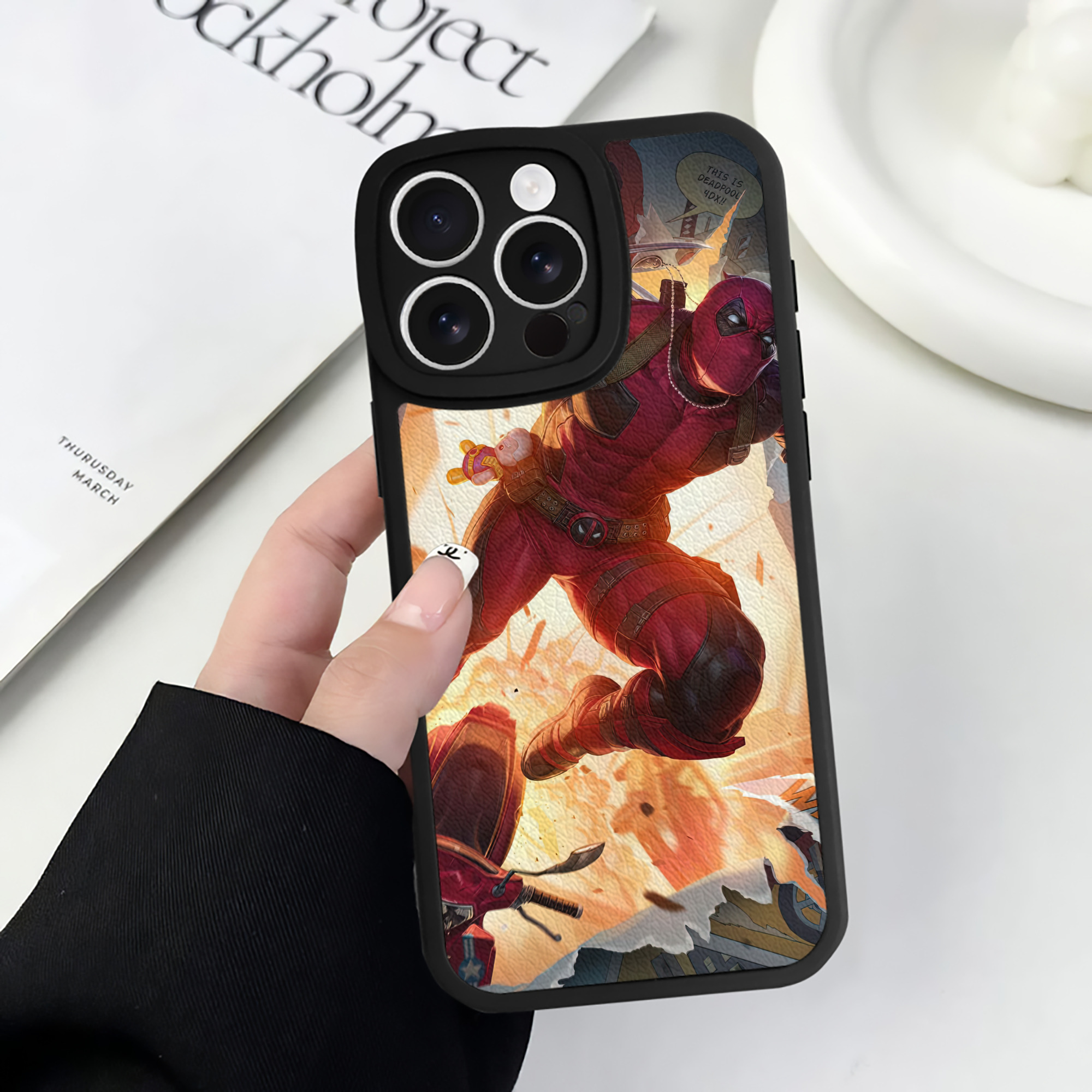 （画像用） Deadpool デッドプール 【iPhone 16シリーズ対応】シリコンスマホケース（レザー調） 材質：シリコン